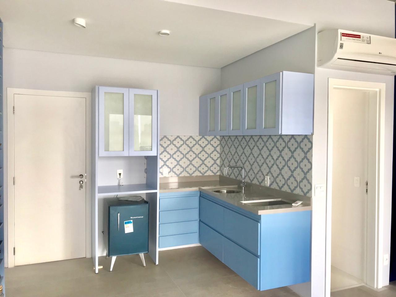 cozinha de estudio de 45m2 integrada com a sala